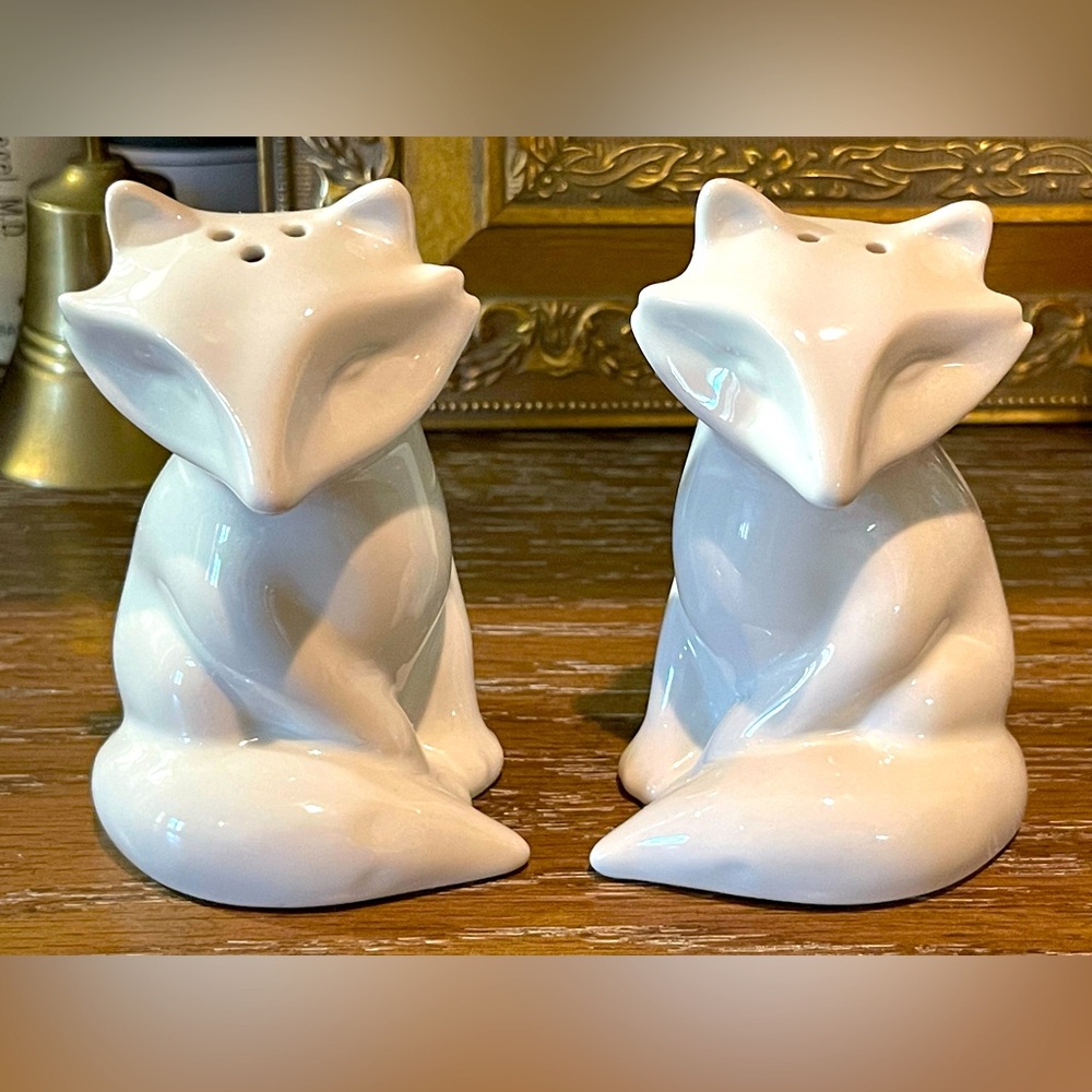 Fox Salt & Pepper Shakers white ceramic. Each fox is Approximately 2”x 3.5”. - Picture 3 of 7